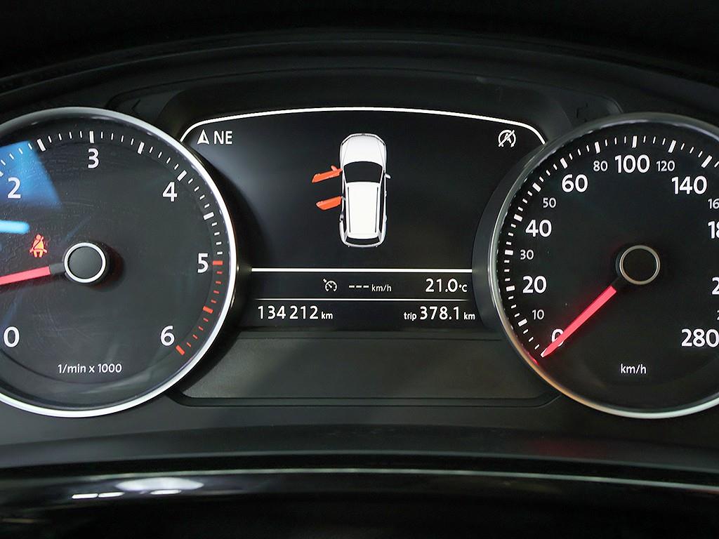 Volkswagen Touareg — photo 06