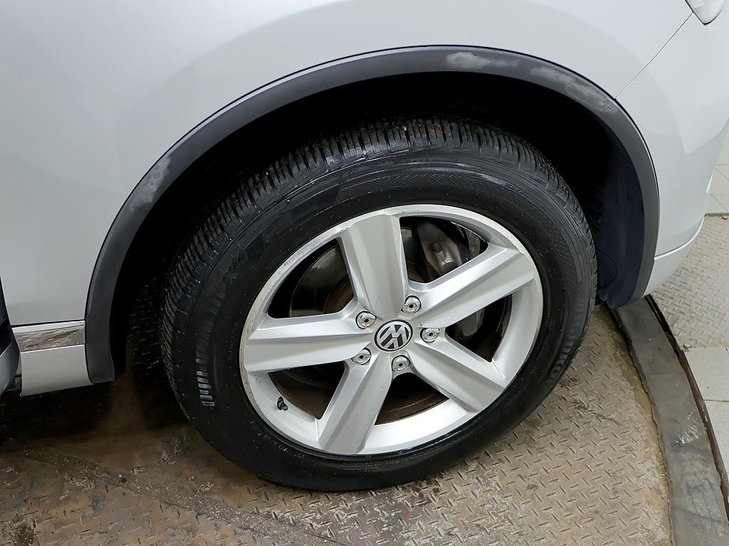 Volkswagen Touareg — photo 08