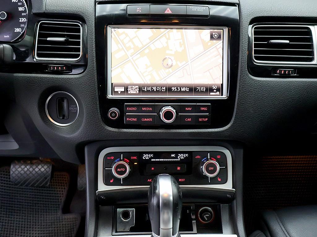 Volkswagen Touareg — photo 09