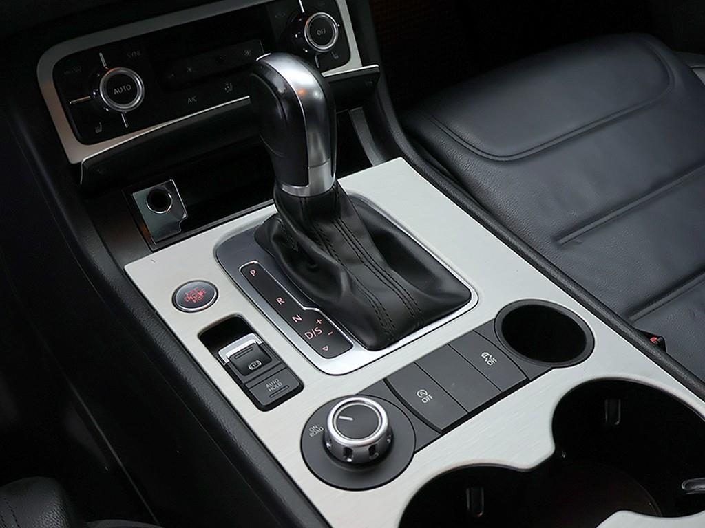 Volkswagen Touareg — photo 10