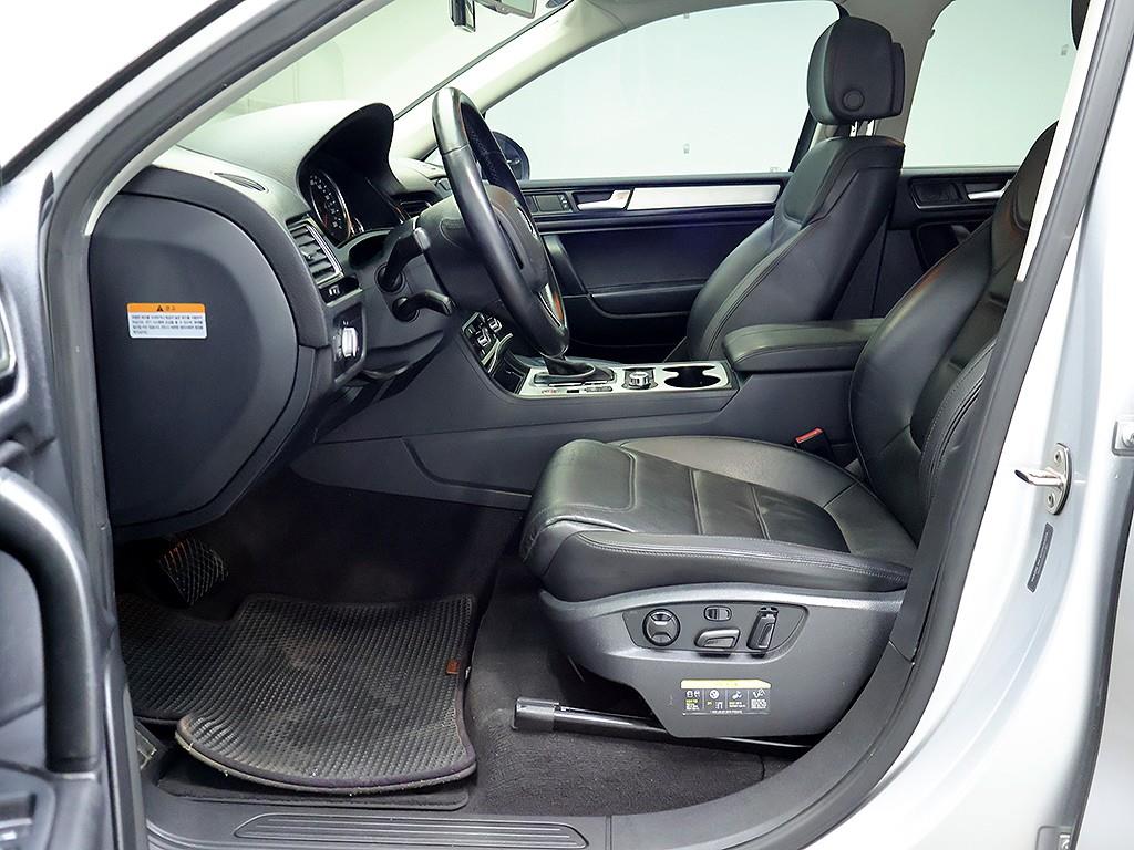 Volkswagen Touareg — photo 11