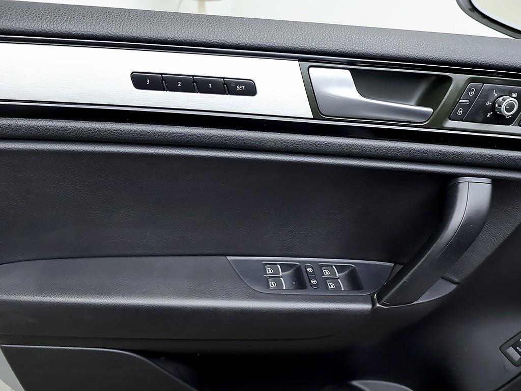 Volkswagen Touareg — photo 13