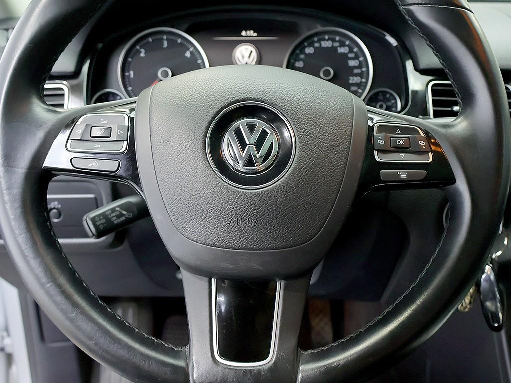 Volkswagen Touareg — photo 14