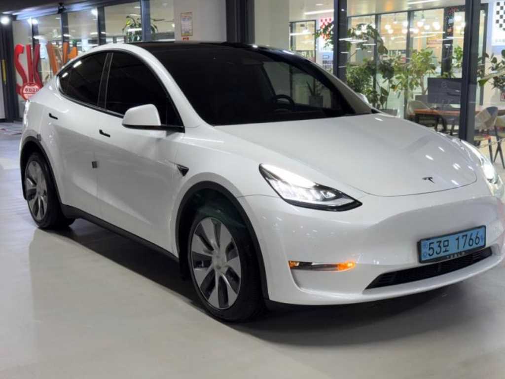 Tesla Model Y — photo 01