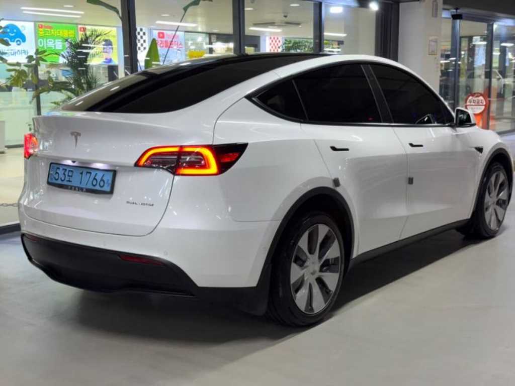 Tesla Model Y — photo 04