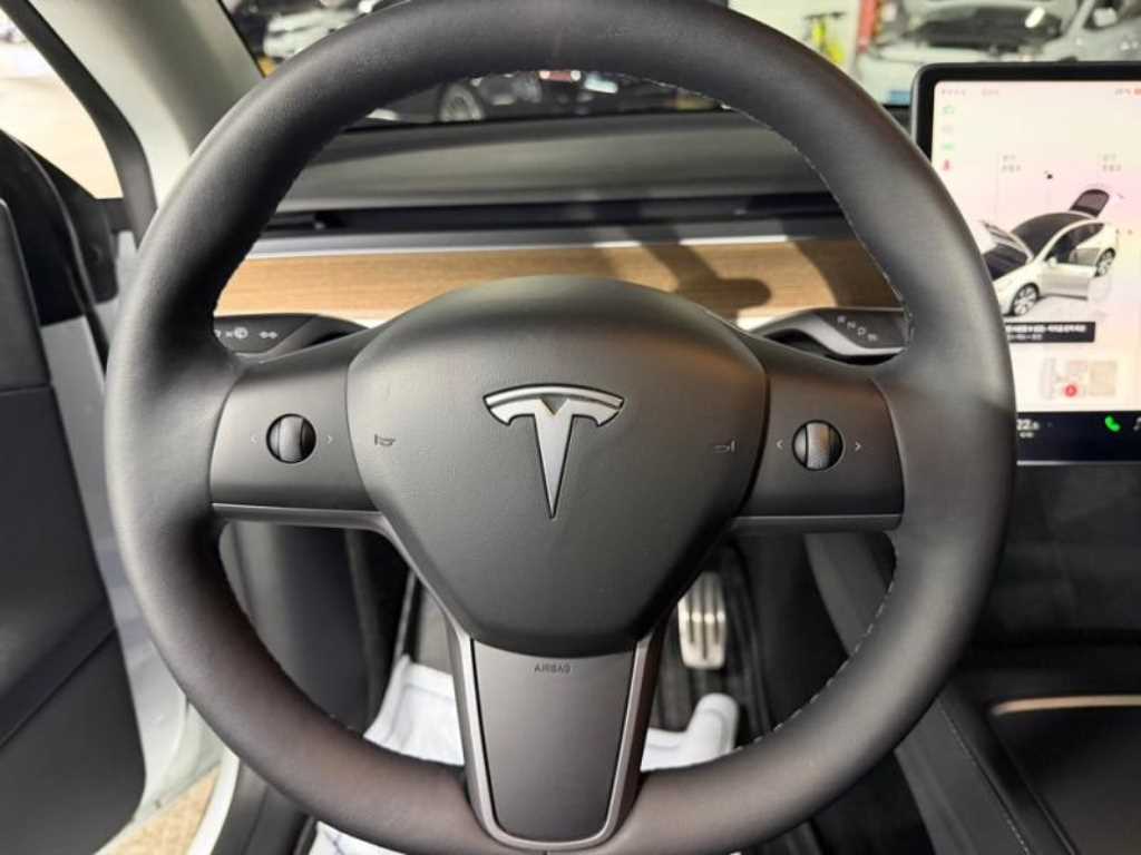 Tesla Model Y — photo 08
