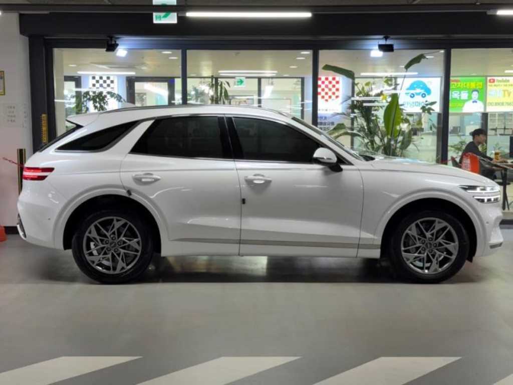 Genesis GV70 — photo 03