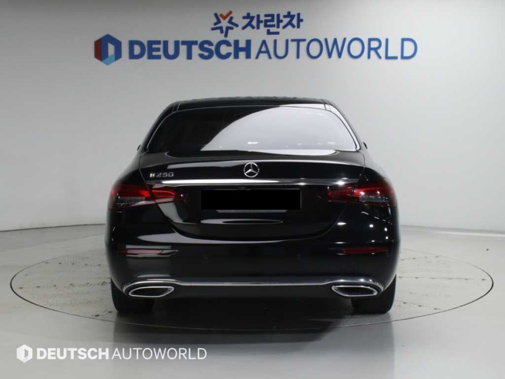Mercedes-Benz E-Class — photo 04