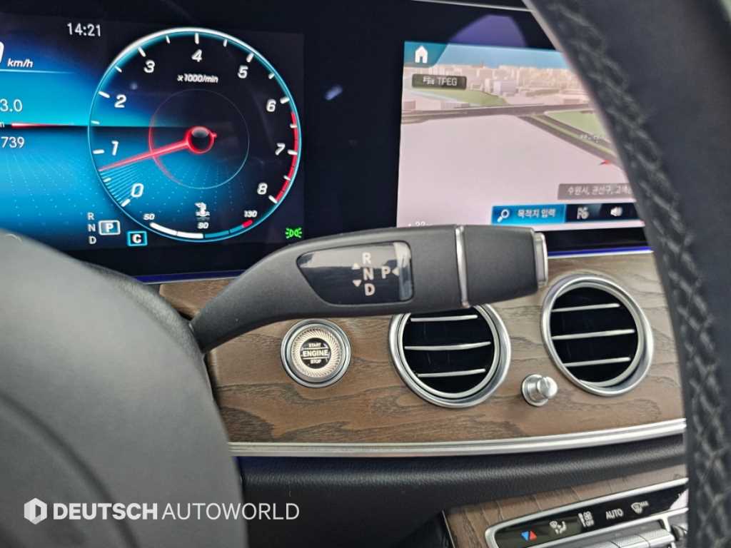 Mercedes-Benz E-Class — photo 09
