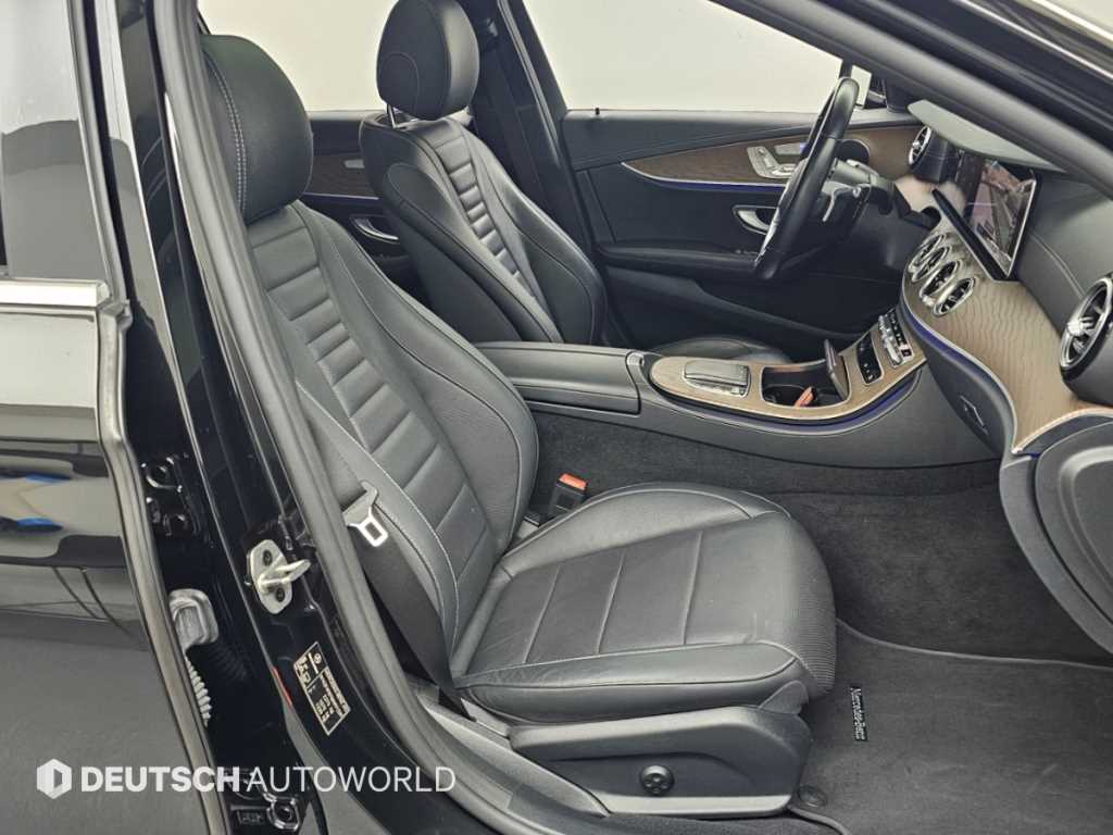 Mercedes-Benz E-Class — photo 10