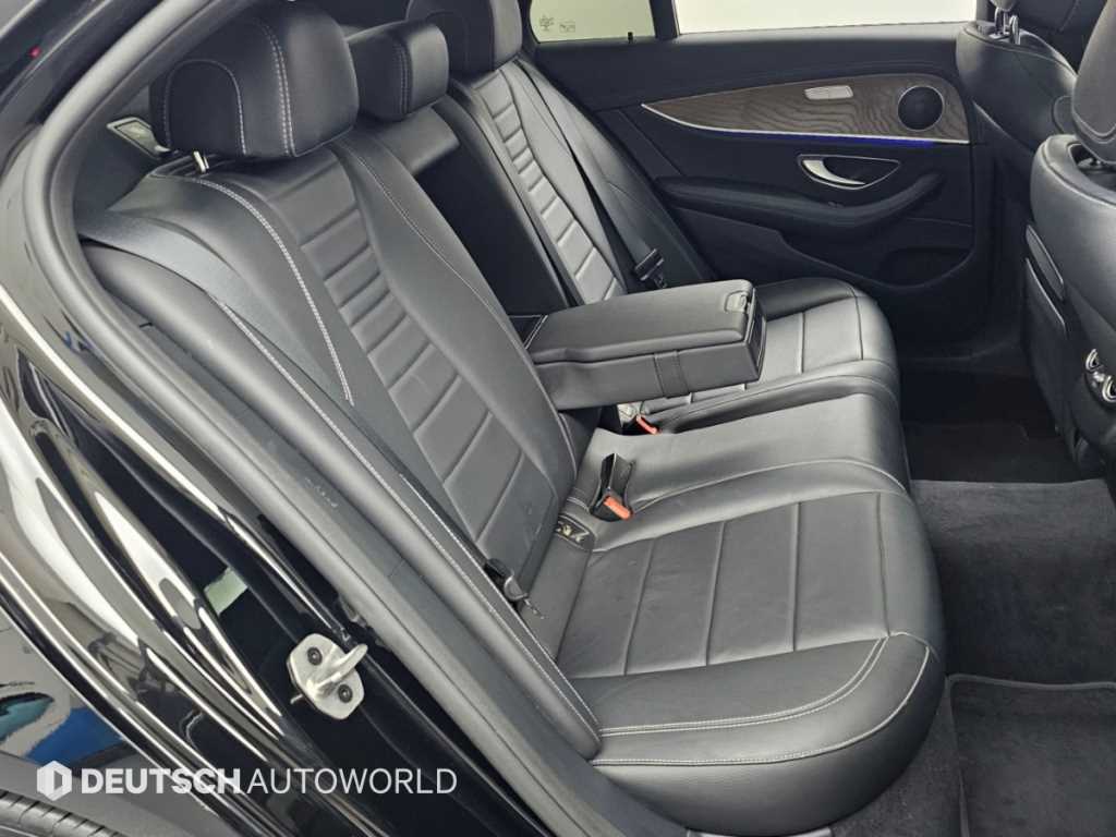 Mercedes-Benz E-Class — photo 12