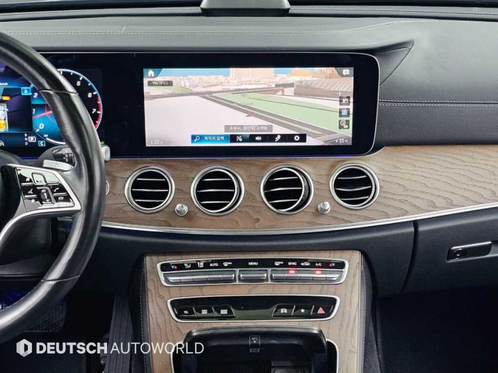 Mercedes-Benz E-Class — photo 14