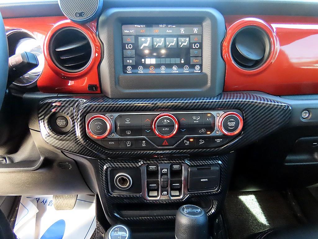Jeep Wrangler — photo 12