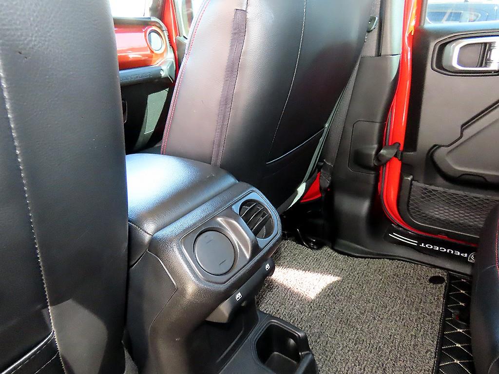 Jeep Wrangler — photo 16