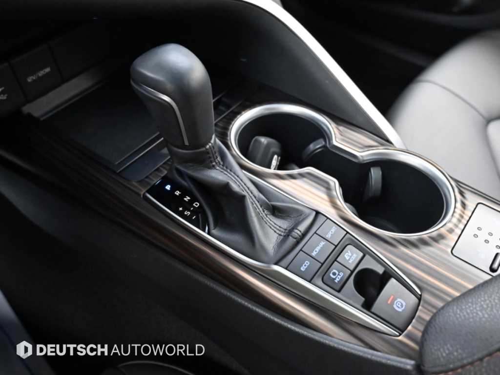 Toyota Camry — photo 09