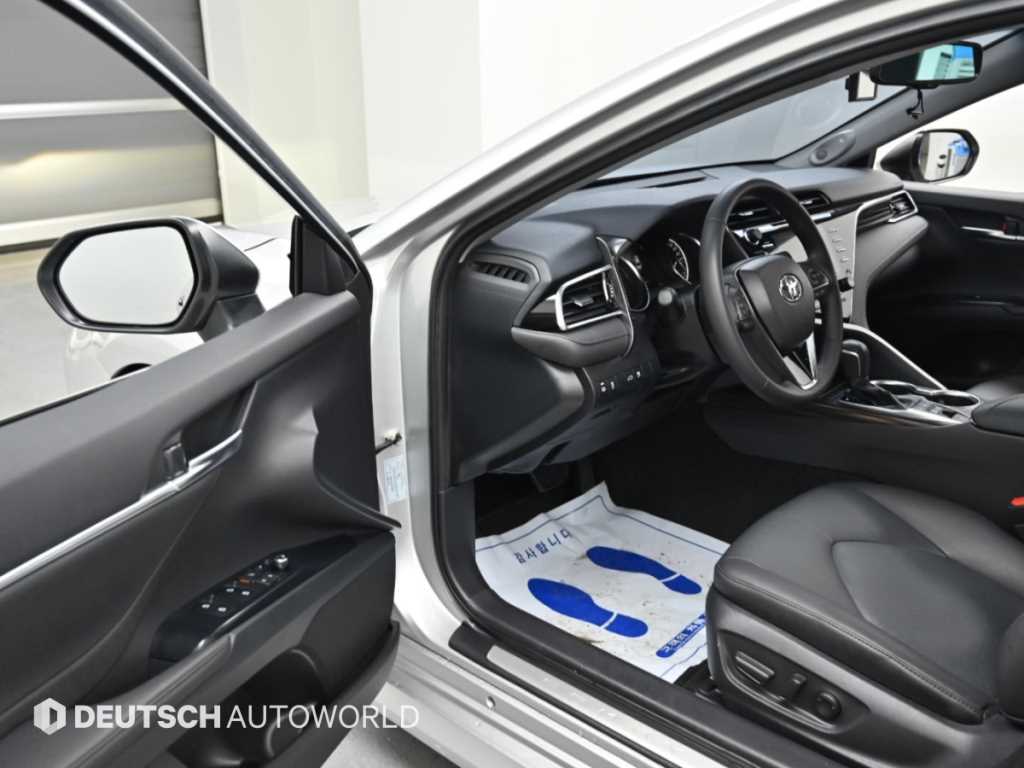 Toyota Camry — photo 11
