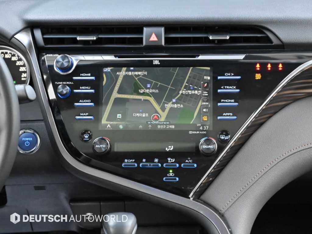 Toyota Camry — photo 14