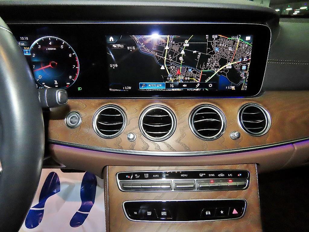 Mercedes-Benz E-Class — photo 11