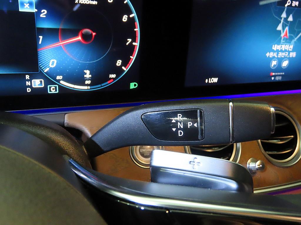 Mercedes-Benz E-Class — photo 12