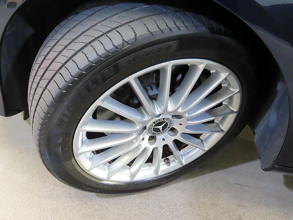 Mercedes-Benz E-Class — photo 20