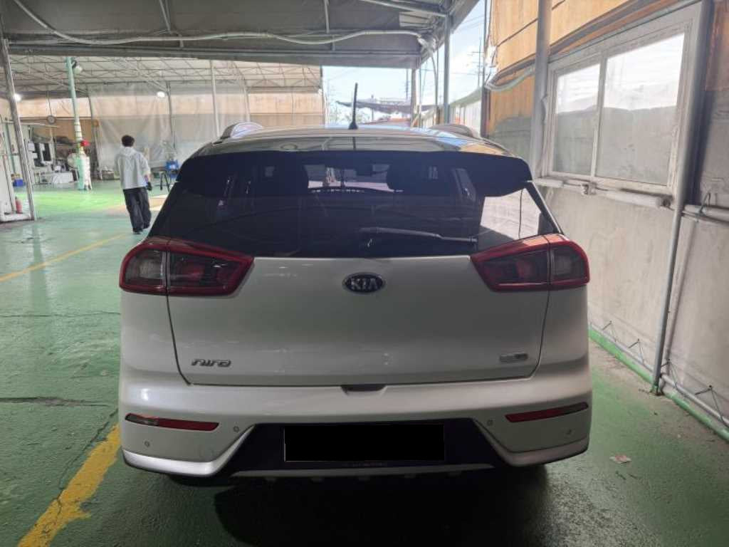 Kia Niro — photo 03
