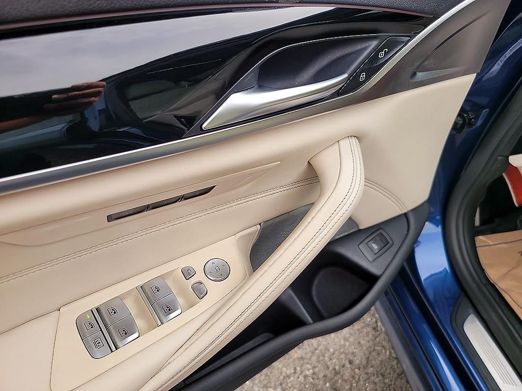 BMW 5-Series — photo 12