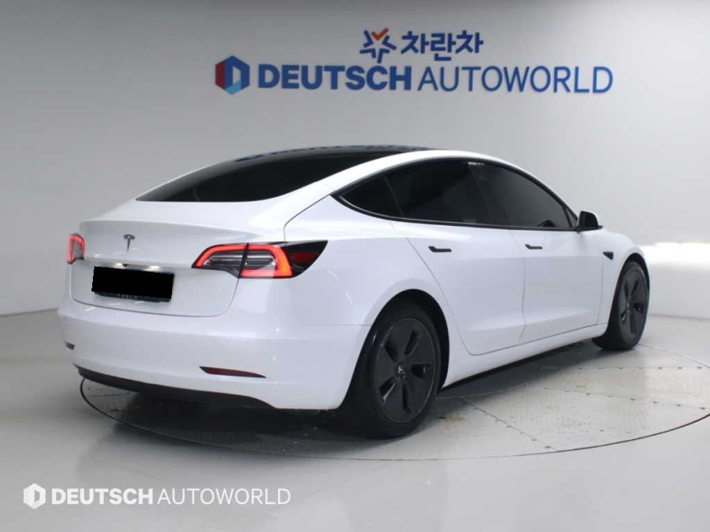 Tesla Model 3 — photo 02