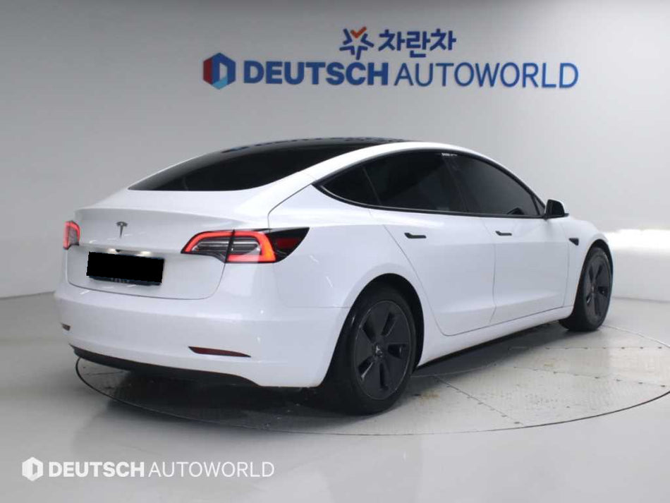 Tesla Model 3 — photo 02
