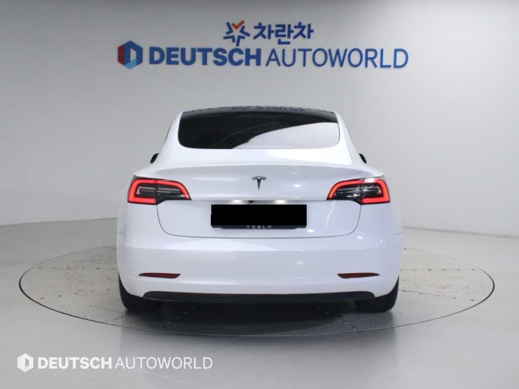 Tesla Model 3 — photo 04