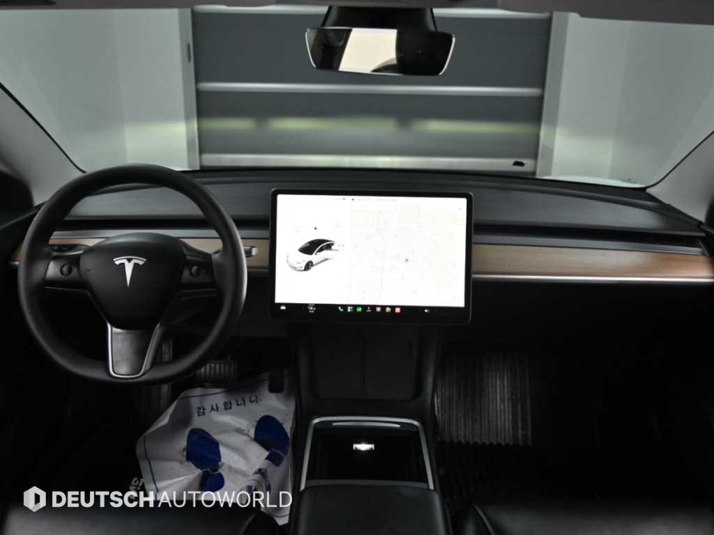 Tesla Model 3 — photo 07