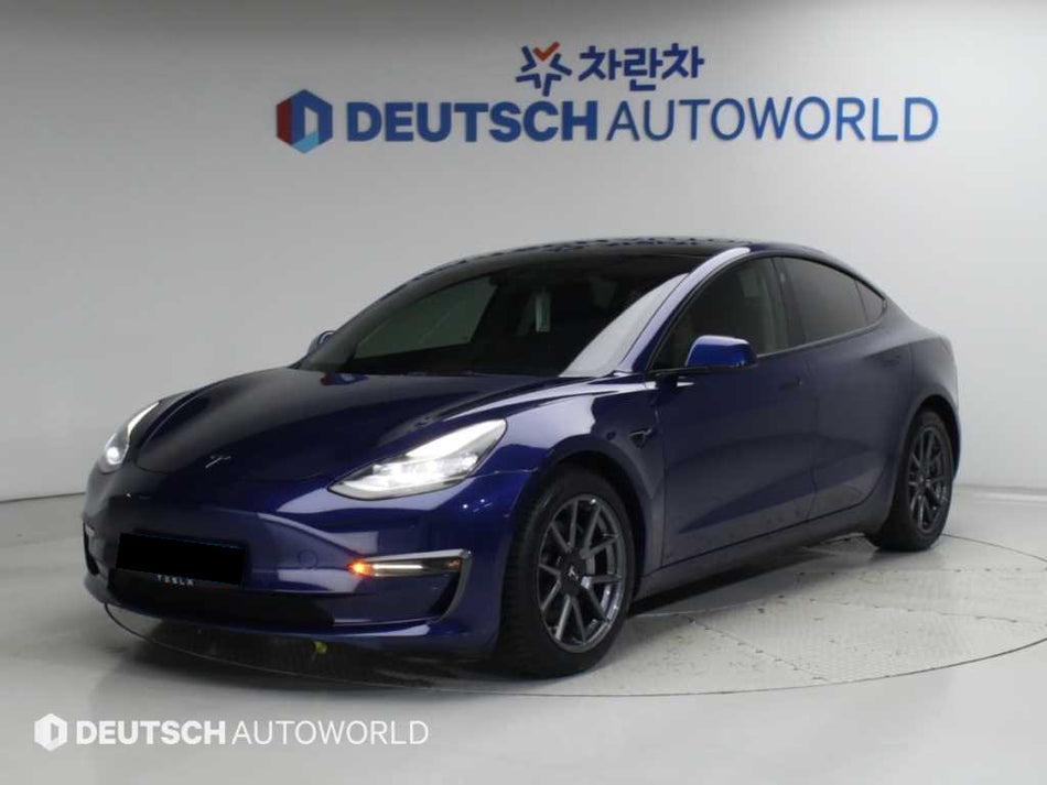 Tesla Model 3 — photo 01