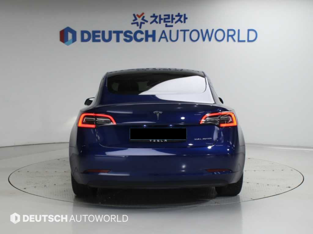 Tesla Model 3 — photo 04