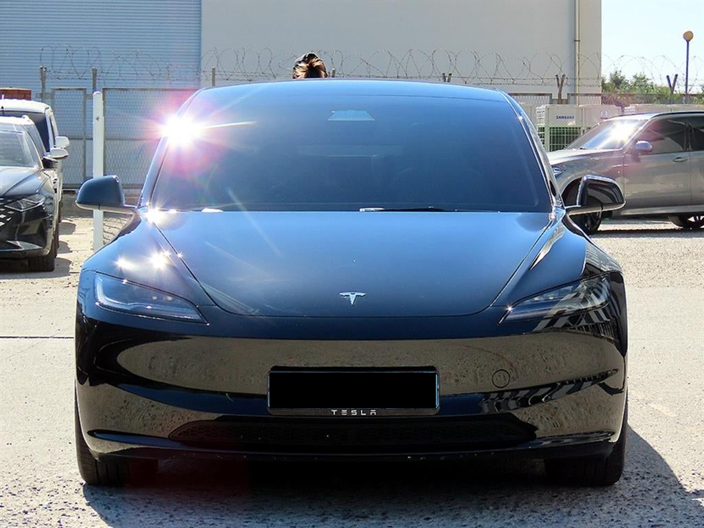 Tesla Model 3 — photo 01