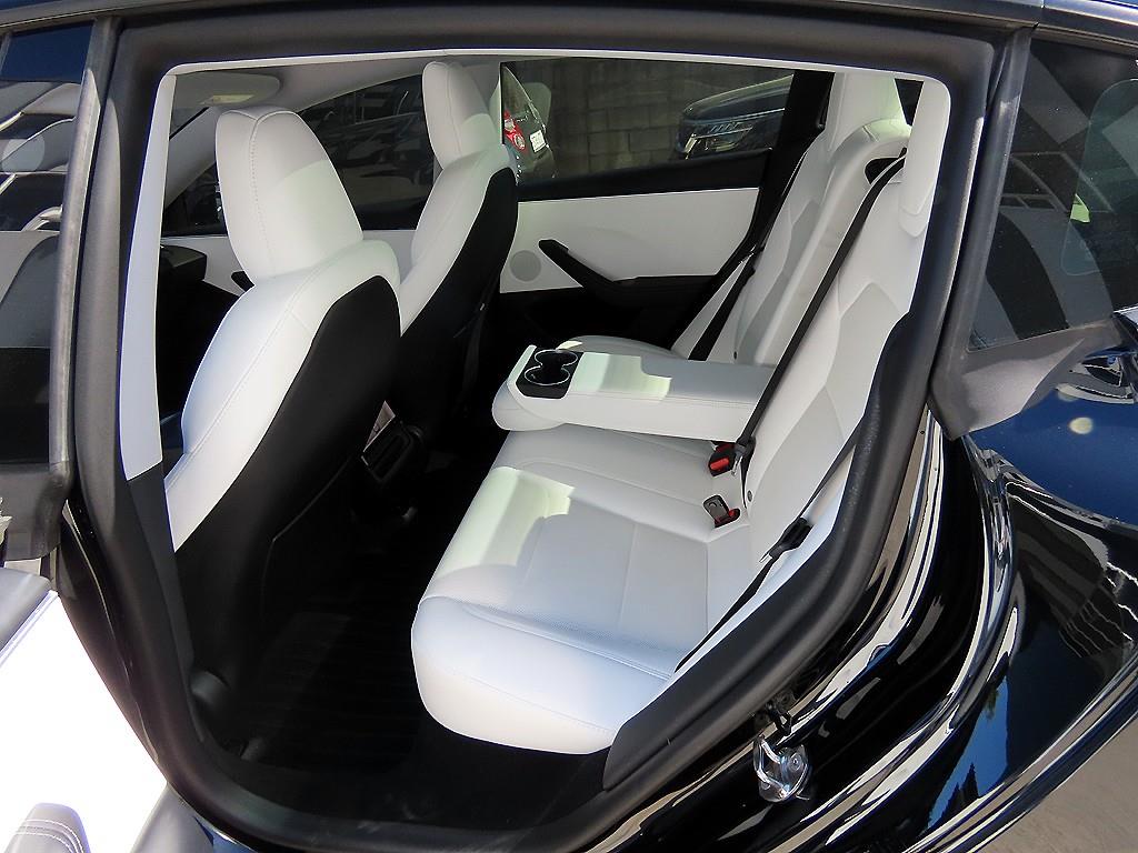Tesla Model 3 — photo 06
