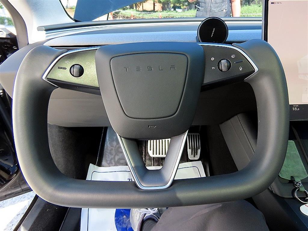 Tesla Model 3 — photo 08