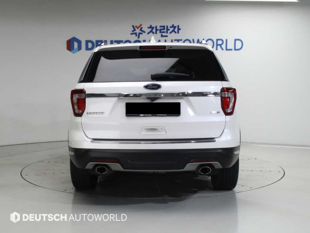 Ford Explorer — photo 04