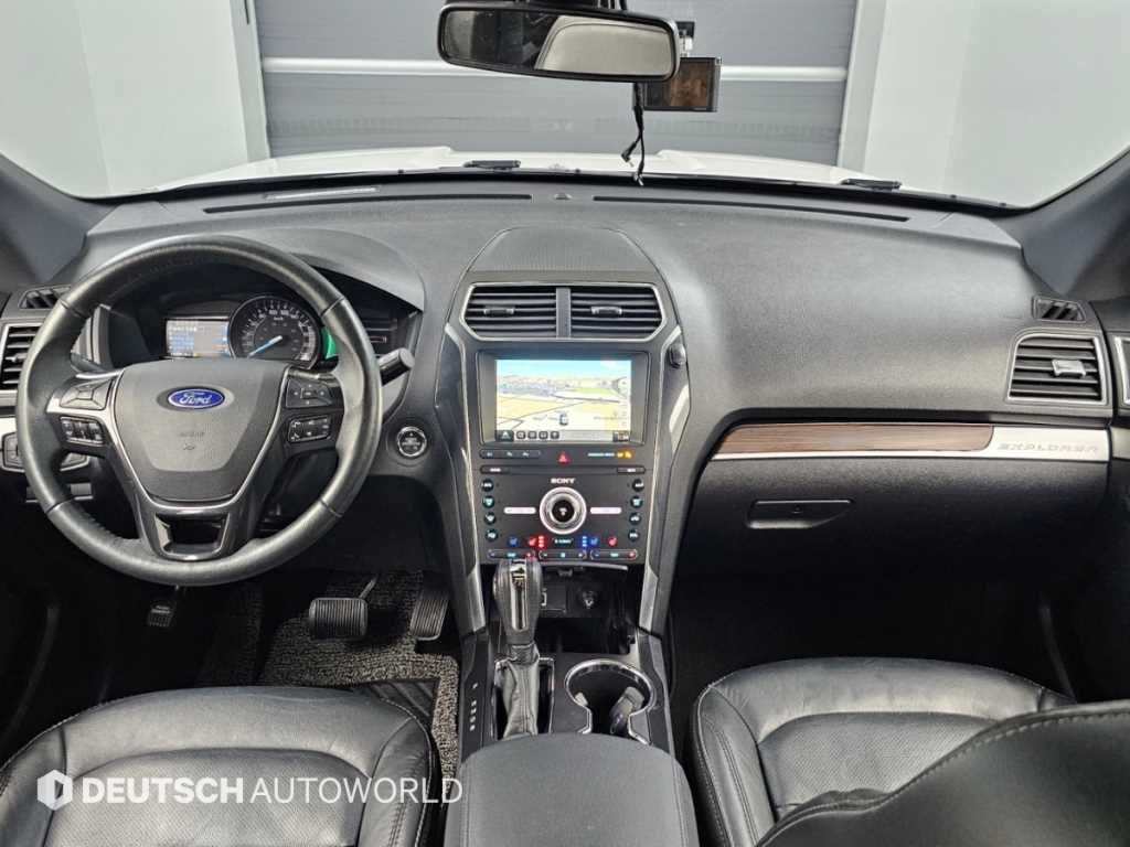 Ford Explorer — photo 07