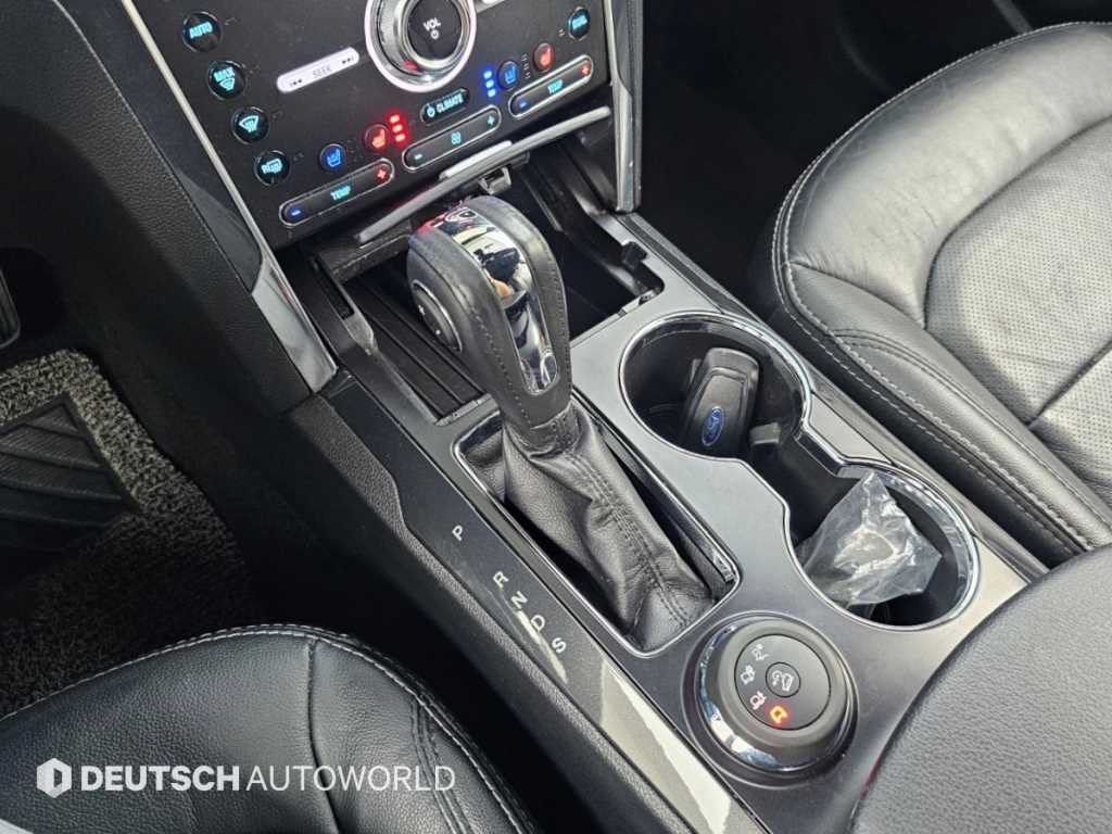 Ford Explorer — photo 09