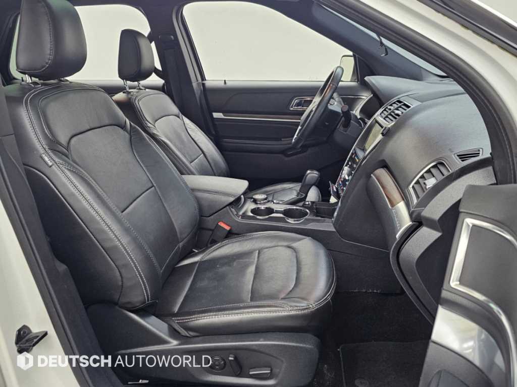Ford Explorer — photo 10