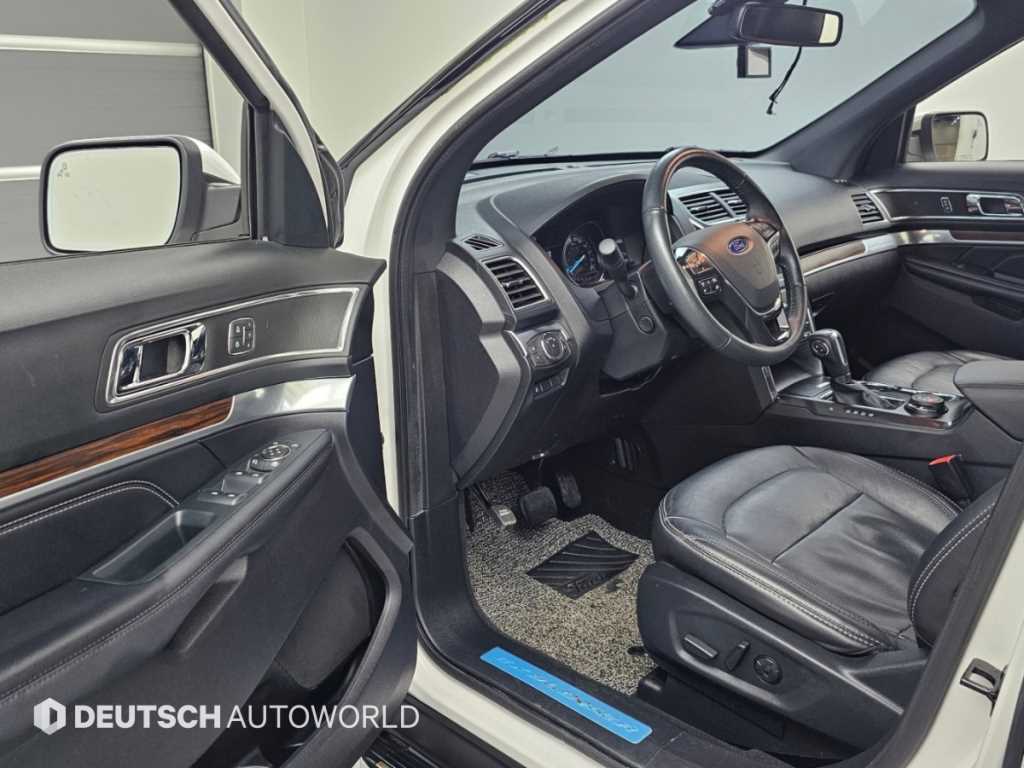 Ford Explorer — photo 11