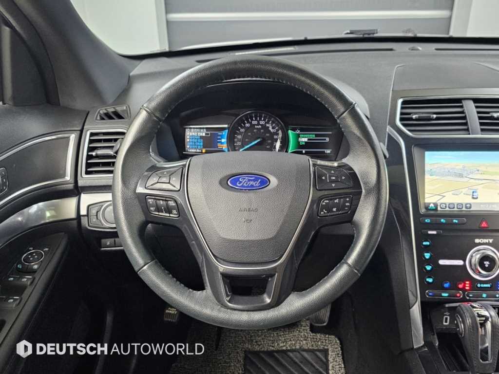 Ford Explorer — photo 13