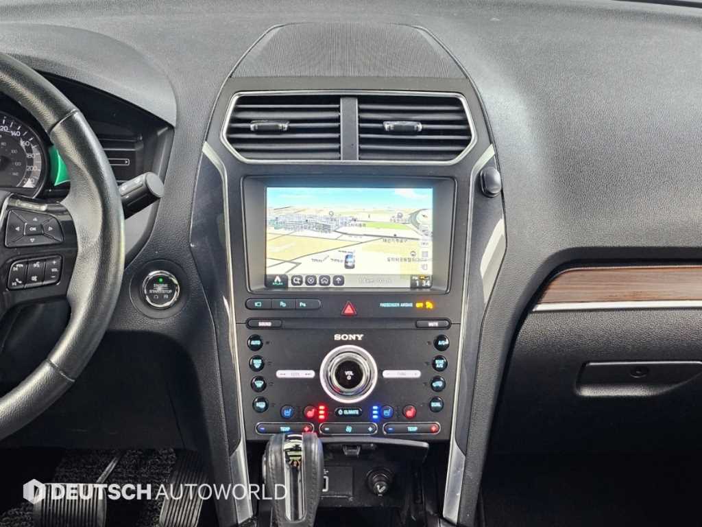 Ford Explorer — photo 14
