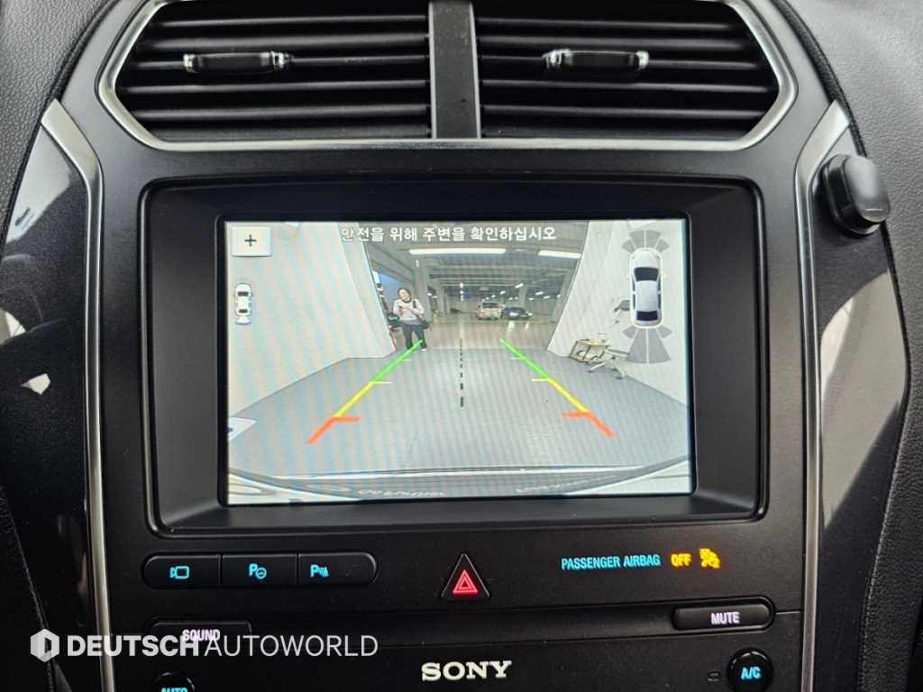 Ford Explorer — photo 15