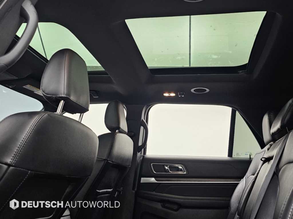 Ford Explorer — photo 18