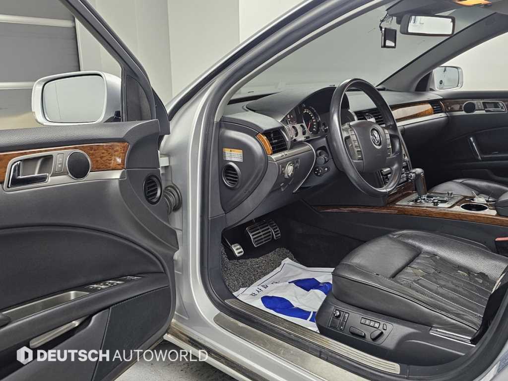 Volkswagen Phaeton — photo 11
