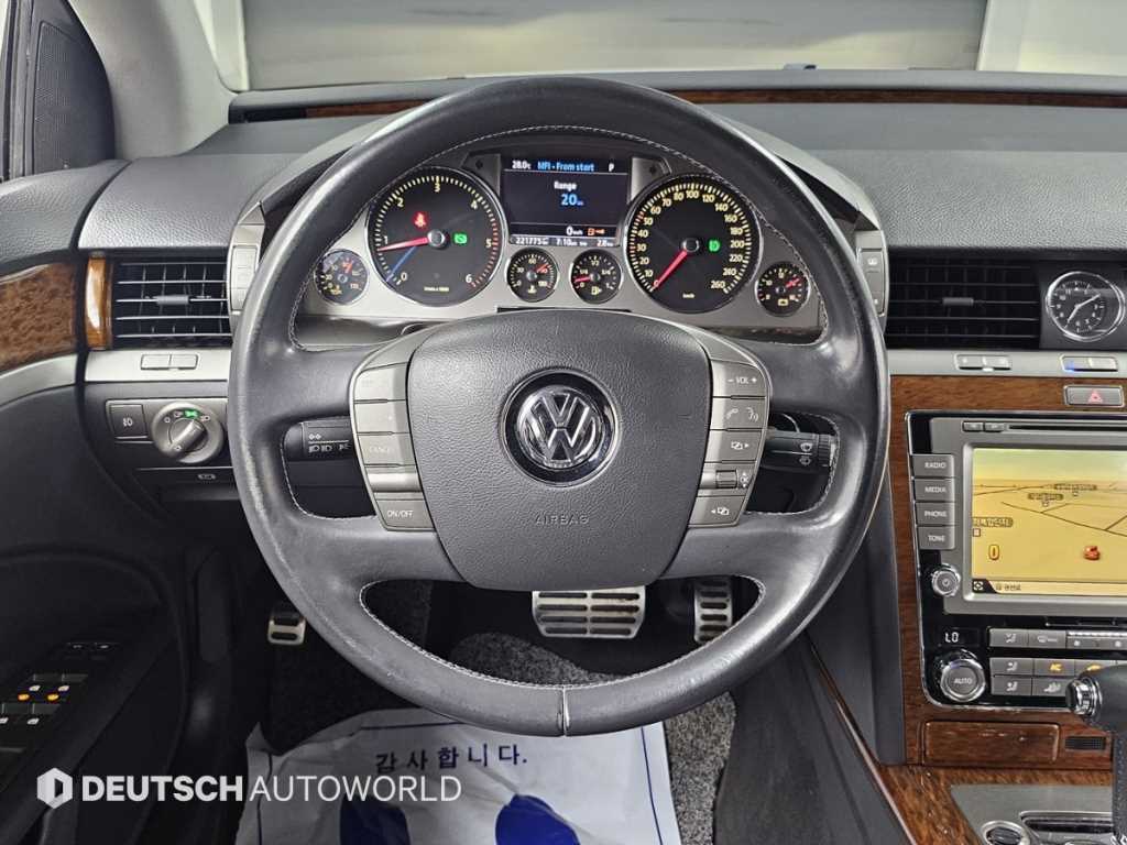 Volkswagen Phaeton — photo 13