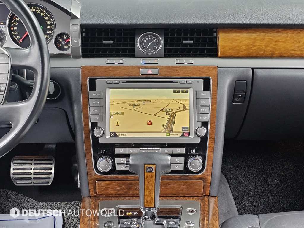 Volkswagen Phaeton — photo 14