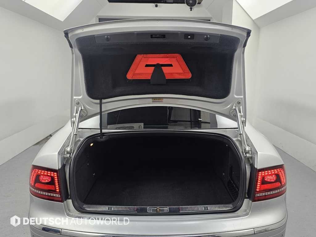 Volkswagen Phaeton — photo 19