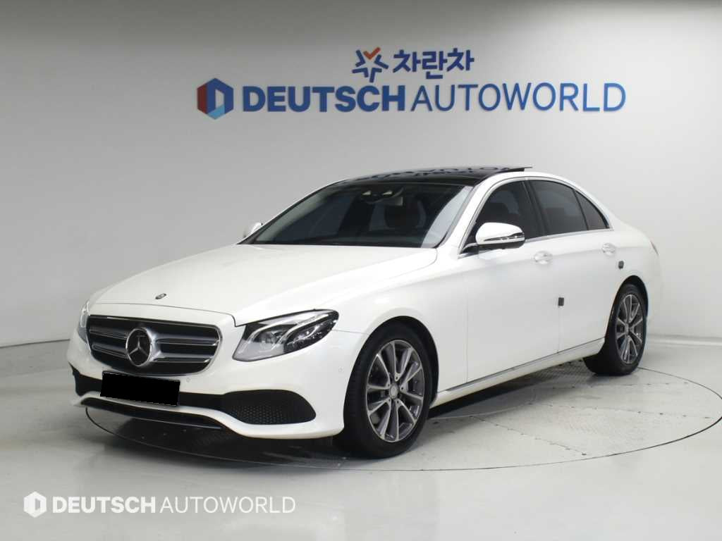 Mercedes-Benz E-Class — photo 01