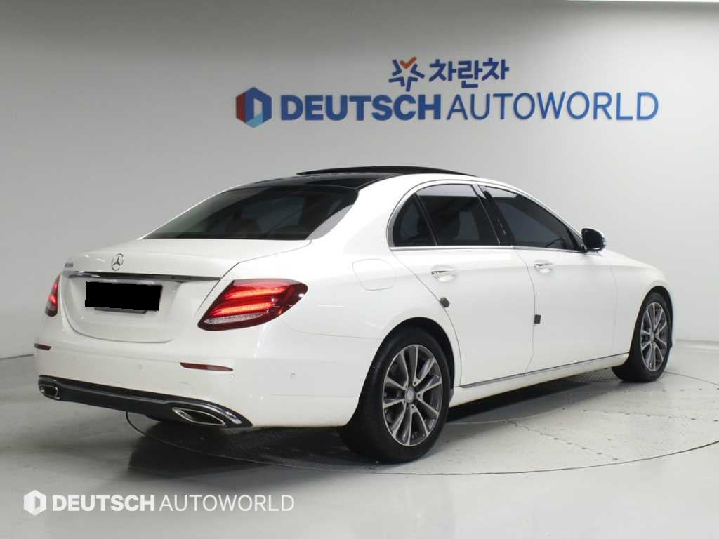 Mercedes-Benz E-Class — photo 02